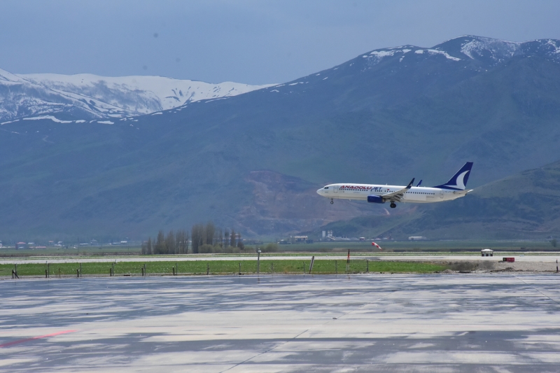 <p>KKTC'den getirilen 175 Türk vatandaşı Muş'ta yurda yerleştirildi</p>