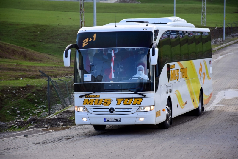 <p>KKTC'den getirilen 175 Türk vatandaşı Muş'ta yurda yerleştirildi</p>