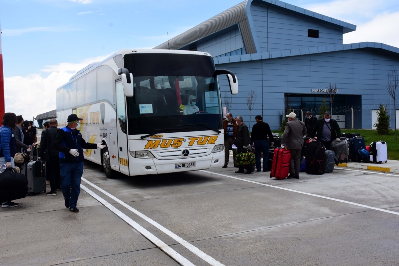 <p>KKTC'den getirilen 175 Türk vatandaşı Muş'ta yurda yerleştirildi</p>