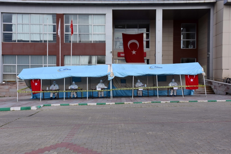 <p>KKTC'den getirilen 175 Türk vatandaşı Muş'ta yurda yerleştirildi</p>