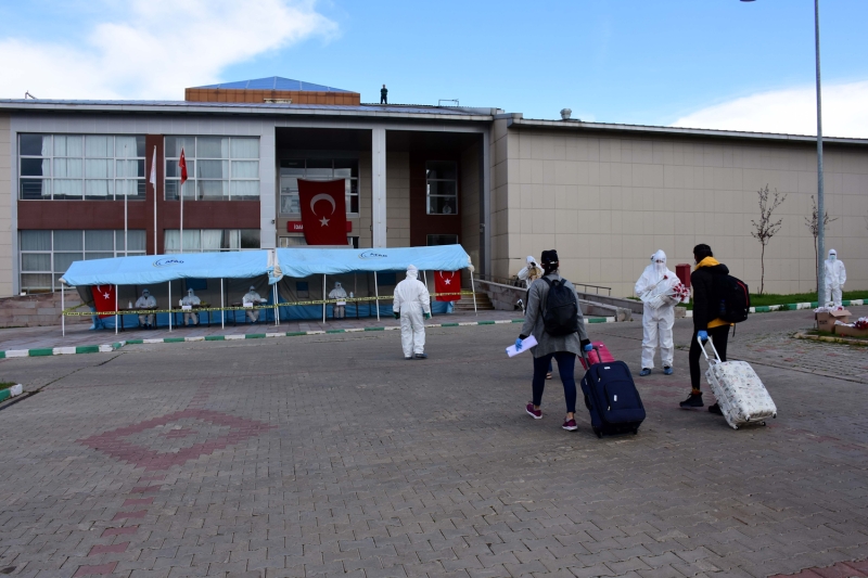 <p>KKTC'den getirilen 175 Türk vatandaşı Muş'ta yurda yerleştirildi</p>