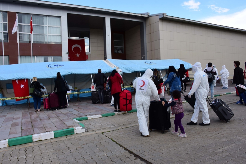 <p>KKTC'den getirilen 175 Türk vatandaşı Muş'ta yurda yerleştirildi</p>