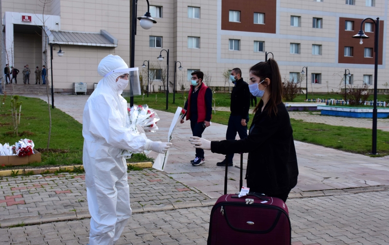 <p>KKTC'den getirilen 175 Türk vatandaşı Muş'ta yurda yerleştirildi</p>