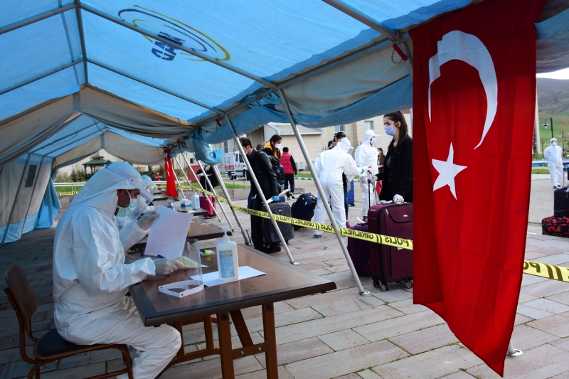 <p>KKTC'den getirilen 175 Türk vatandaşı Muş'ta yurda yerleştirildi</p>