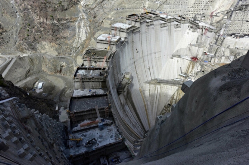 <p class='MsoNormal'>Pakdemirli, Türkiye'nin enerji ve arz güvenliği için Yusufeli Barajı'nın çok önemli olduğunu belirterek, yerli, çevreci ve yenilenebilir enerji kaynağı olan barajın tamamlanmasıyla 558 megavat kurulu güçle yıllık 1 milyar 888 milyon kilovatsaat enerji üretileceğini bildirdi.</p>