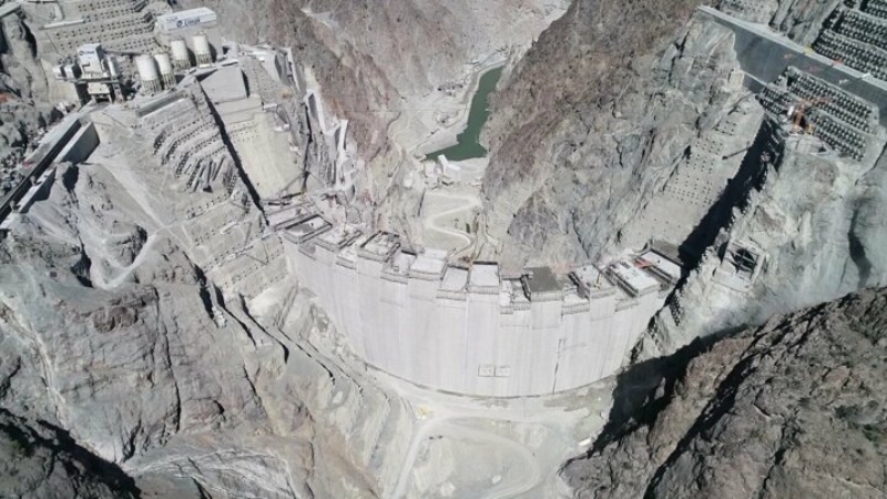 <p>Tarım ve Orman Bakanı Bekir Pakdemirli, 'Türkiye'nin vizyon projelerinden olan Yusufeli Barajı'nda yükseklik 200 metreye ulaştı.' ifadesini kullandı. Pakdemirli yazılı açıklamasında, barajın yerli ve milli kaynaklarla Türk mühendisleri tarafından Artvin'de yapıldığını anımsattı.</p>