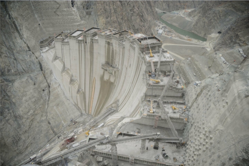 <p>Tarım ve Orman Bakanı Bekir Pakdemirli, 'Türkiye'nin vizyon projelerinden olan Yusufeli Barajı'nda yükseklik 200 metreye ulaştı.' ifadesini kullandı. Pakdemirli yazılı açıklamasında, barajın yerli ve milli kaynaklarla Türk mühendisleri tarafından Artvin'de yapıldığını anımsattı.</p>