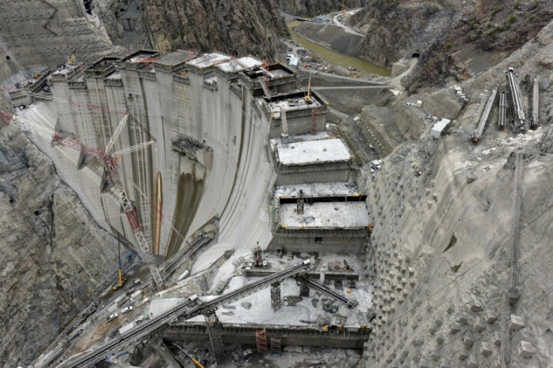 <p class='MsoNormal'>Barajın gövde yüksekliğinin 100 katlı bir gökdelen yüksekliğine eşdeğer olduğuna dikkati çeken Pakdemirli, 'Yusufeli Barajı'nın büyüklüğünün anlaşılması bakımından gövdesinde kullanılacak 4 milyon metreküp betonla Artvin'den Edirne'ye 13 metre platform genişliğinde beton yol yapılabilir.' ifadelerini kullandı.</p>