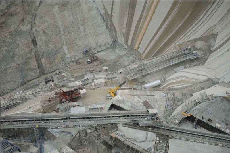 <p>Tarım ve Orman Bakanı Bekir Pakdemirli, 'Türkiye'nin vizyon projelerinden olan Yusufeli Barajı'nda yükseklik 200 metreye ulaştı.' ifadesini kullandı. Pakdemirli yazılı açıklamasında, barajın yerli ve milli kaynaklarla Türk mühendisleri tarafından Artvin'de yapıldığını anımsattı.</p>