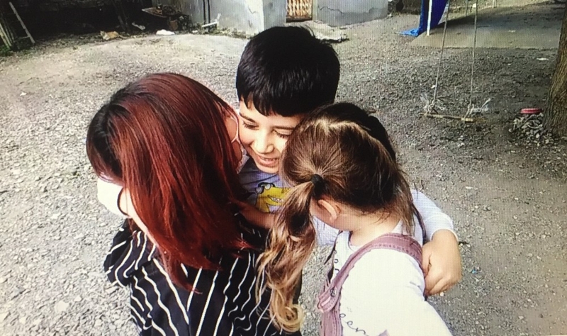 <p>4 yaşındaki Talya, annesinin geleceğini öğrenince çiçekler toplayıp onu beklemeye başladı.</p>