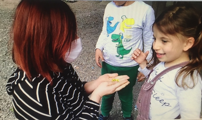 <p>Annesinin geldiğini gören Talya ona sarılıp, 'Bak anne sana çiçek topladım' diyerek elindeki çiçekleri verdi.</p>