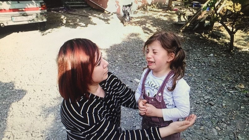 <p>Hemşire Şirin Dinler, 'Buradan halkıma sesleniyorum, şu bir aylık süreçte ben evlatlarımı hiç göremedim. Lütfen duyarlı olalım evden dışarı çıkmayalım' dedi.</p><p>Talya ise, 'Biz dışarı çıkmıyoruz, çünkü korona virüs var. Dedem ve nenem de dışarıya çıkmasın, yoksa bize de bulaştırırlar hasta oluruz. Annemi çok özledim. Hastalar çok olduğu için bizim yanımıza gelemiyor. Arkadaşlar dışarıda kalmayın, korona virüs olmayın' diye konuştu.</p>