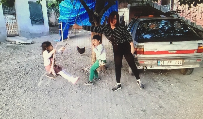 <p>Annesi hastanede çalıştığı için dedelerinin yanına gelmek zorunda kaldığını anlatan Talha ise, 'Bizi buraya getirdiniz, çünkü annem hastanede çalışıyor. Annem eve geldiğinde bize dokunup hasta etmemek için burada kalıyoruz. Evinizden çıkmayın Türkiye, çünkü biz annemizi göremiyoruz' dedi.</p>
