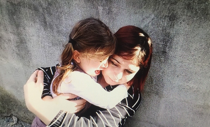 <p> Uzun uzun çocuklarına sarılarak hasret gideren ve onlarla akşama kadar oyun oynayan Dinler, bir gün sonra nöbeti olduğu için Adana’ya dönmek üzere ayrılırken Talya’nın annesine sarılarak 'gitme' diye gözyaşlarına boğulması herkesi duygulandırdı.</p>