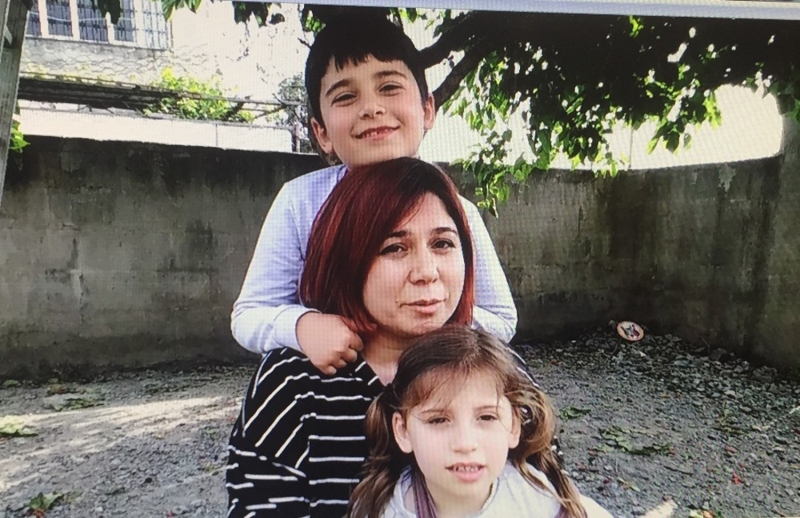 <p>Uzun süre annesine sarılıp ağlayan Talya’yı annesi, 'Gitmek zorundayım hastalar var' diye ikna etmeye çalıştı. Ancak Talya bir türlü ikna olmayınca dayısı tarafından annesinin yanından alındı. Çok duygulanan ve ağlamamak için kendini zor tutan anne Şirin Dinler otomobiline binip evden ayrılırken, Talya dayısının kucağında ağlamaya devam etti.</p>