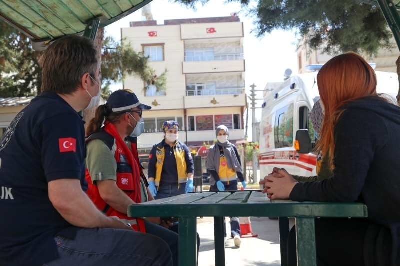 <p>Mesailerinin ard�ndan bir araya gelen sa�l�k �al��anlar�; arkada�lar�, T�rk K�z�lay ile �nsan Hak ve H�rriyetleri (�HH) �nsani Yard�m Vakf� arac�l���yla temin ettikleri yard�mlar�, belirledikleri ihtiya� sahiplerine ula�t�r�yor.</p>