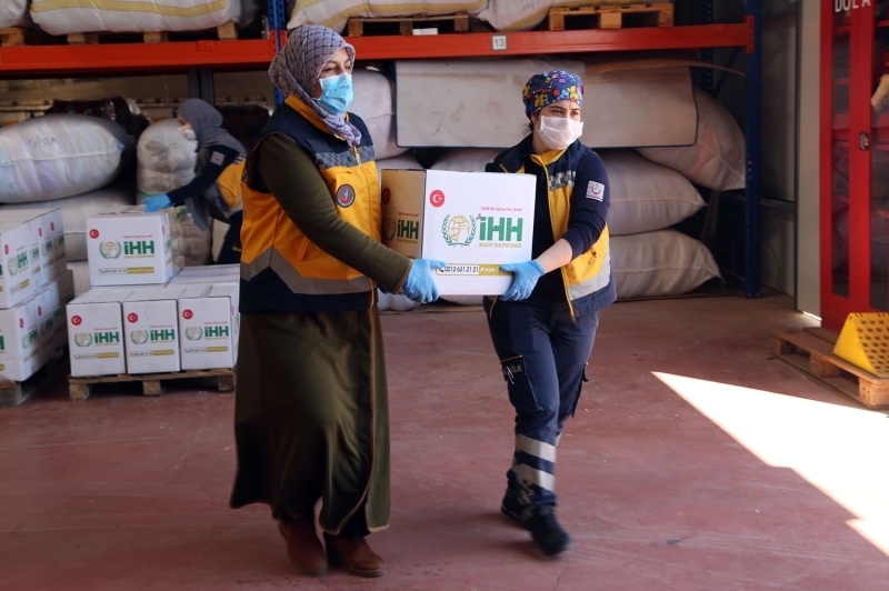 <p>'�lk d�nemler sadece belirleyebildi�imiz ailelere kendimizce yard�m g�t�r�yorduk. Son g�nlerde koronavir�s salg�n� nedeniyle �o�u ailenin dara d��t���n� g�rd�k ve daha fazla aileye ula�mak istedik. Komuta merkezi ve istasyonlardaki �al��ma arkada�lar�m�zla irtibata ge�erek maddi yard�m toplad�k. Daha sonra bunu kurum amirlerimizle payla��nca onlarda g�da ve hijyen yard�m�ndan bahsettiler. K�z�lay ve �HH ile ileti�ime ge�tik sa� olsunlar onlar�n da bir�ok aileye yard�m�m�zda faydas� oldu. Kendileriyle beraber da��t�ma ��kt�k. Hep beraber bu zor g�nlerde insanlara yard�m�m�z dokunuyor. Vesile oldu�umuz i�in �ok mutluyuz.'</p>