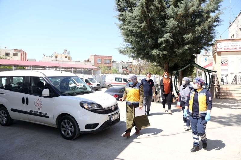 <p>Dr. Aysun �ak�r, AA muhabirine, yard�m yapman�n verdi�i mutlulu�un insanlara sa�l�k hizmeti sunmakla ayn� oldu�unu s�yledi.</p>