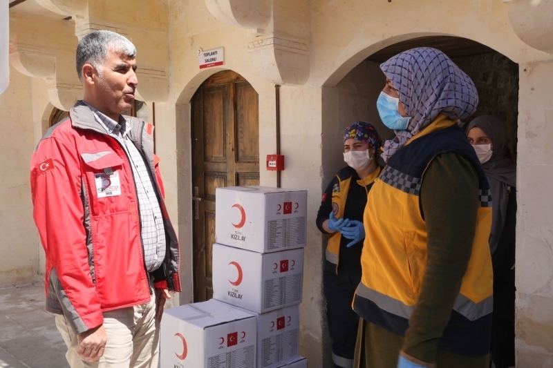 <p>ATT Emrah O�ultekin de arkada�lar�yla yapt�klar� isti�are sonucu b�yle bir 'iyilik hareketi' ba�latmaya karar verdiklerini aktararak, zor durumda olan insanlara ula�t�klar�n� ve onlara bir nebze de olsa ekonomik destek sa�lad�klar�n� ifade etti.</p>