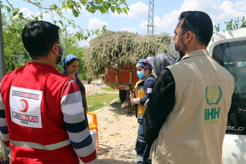 <p>'Arkada�lar�m�z pandemi s�ras�nda bile i� yo�unlu�una ra�men gittikleri evlerde g�zlem yapm�� ve ekonomik durumu iyi olmayan vatanda�lar�m�z� belirlemi�ler. Kendi aralar�nda ufak tefek bir �eyler toplay�p onlara yard�m g�t�rm��ler ama say� fazla olunca konu bana iletildi. Daha sonra T�rk K�z�lay ve �HH ile g�r���p destek talebinde bulunduk. Bu kapsamda temin etti�imiz g�da, hijyen ve nakit yard�mlar�n� ihtiya� sahiplerine da��t�yoruz.' �eklinde konu�tu.</p>