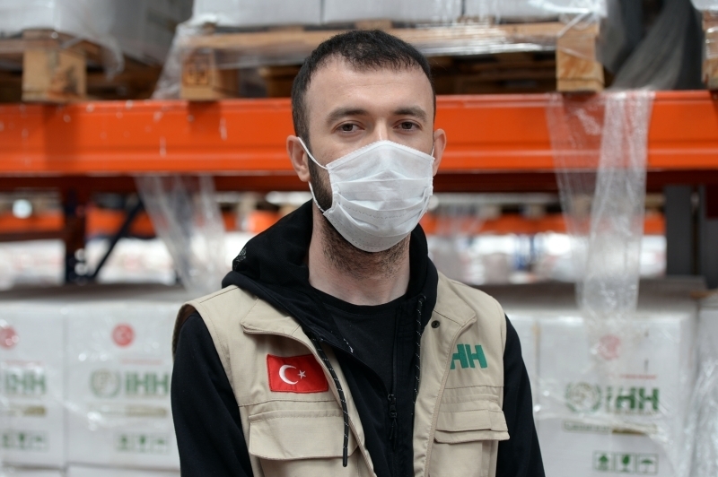 <p>�htiya� sahibi aileler ise tedavi i�in evlerine gelen sa�l�k ekiplerinin daha sonra kap�lar�n� yard�m vermek i�in �almas� �zerine �ok duyguland�klar�n� belirterek, yard�mlardan dolay� sa�l�k personeline te�ekk�r etti.</p>