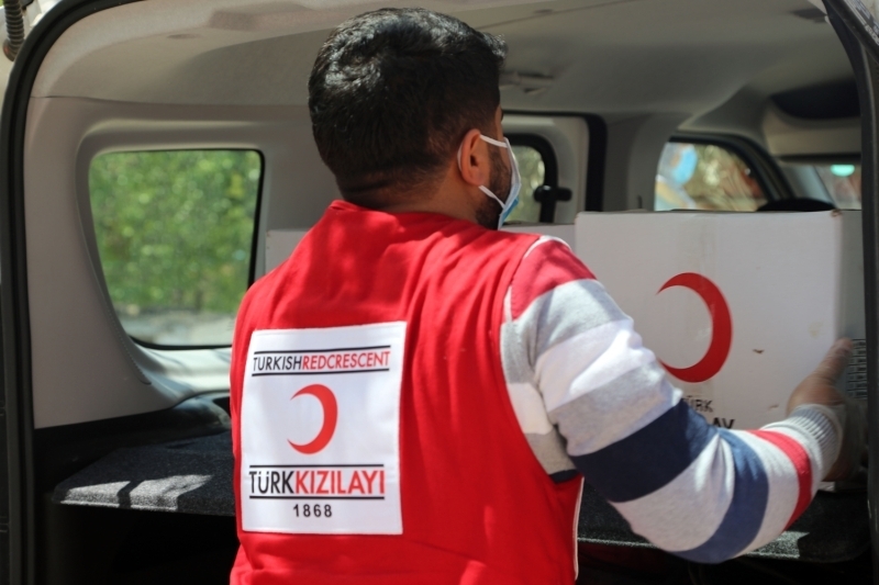 <p>Komuta merkezi ve istasyonlarda g�revli personelin n�bet s�ras�nda tespit ettikleri ihtiya� sahibi aileleri daha sonra ziyaret ettiklerini ve destek sa�lad�klar�n� anlatan K�se,</p>