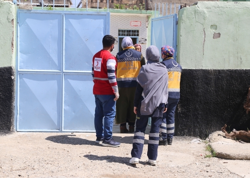 <p>�'Sa�l�k personelinin bu kadar yo�unluk i�erisinde zor durumda kalm�� insanlarla da ilgilenmesini memnuniyetle kar��lad�k. Elimizden geldi�ince onlara yard�mc� olaca��z ve bu t�r faaliyetlerde bulunan herkese kap�m�z a��k.' dedi.</p>