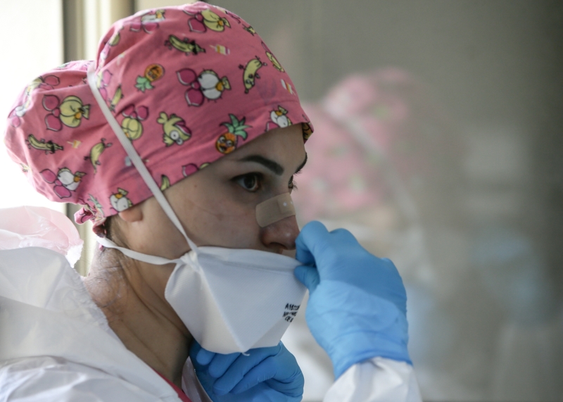 <p>Koruyucu tulum, maske ve eldivenleri giyen ekip, belirlenen adreslere giderek, test uygulanacak kişilerden numune alıyor. </p>