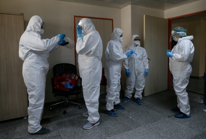 <p>Ekipler, aldıkları numuneleri, referans laboratuvarlarına teslim ediyor.</p>