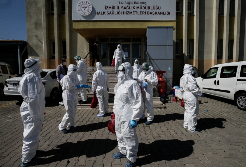 <p>Ekipte, aralarında diş hekimleri gibi farklı branşlarda uzmanlıkları olan sağlık personeli yer alıyor.</p>