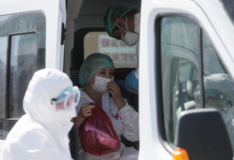 <p>İzmir İl Sağlık Müdürlüğü Bulaşıcı Hastalıklar Birim Sorumlusu Dr. Metin Kızılelma, AA muhabirine yaptığı açıklamada, Kovid-19 salgınında filyasyon ekiplerinin çok önemli olduğunu dile getirdi.</p>