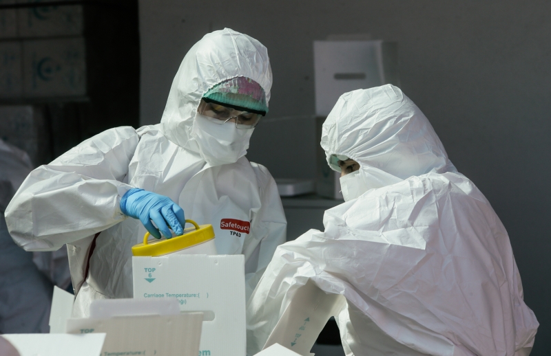 <p> 'Bu salgından etkilenen kişi sayısını en aza indirmek için bu ekibe çok büyük görevler düşüyor. İzmir genelinde hastanelerde 24 saat çalışan ekibin yanında bizim sahaya çıkan 422 kişilik bir filyasyon ordumuz var. Arkadaşlarımız mesai saati gözetmeksizin çalışmalarına devam ediyor.' dedi.</p>