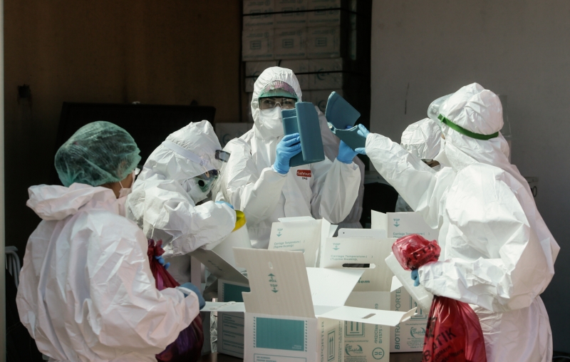 <p>Evinde karantina altına alınanların sağlık durumlarını, aile hekimlerinin yanı sıra filyasyon ekiplerinin de takip ettiğini belirten Kızılelma,</p>