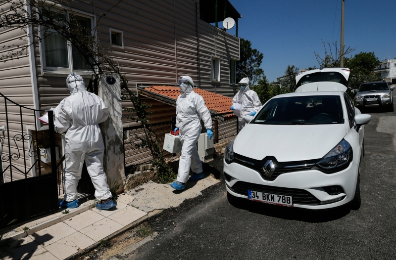 <p>'Bu (koronavirüsle mücadele), resmen bir savaş gibi. Virüsle olan bir savaşta kendimi bir nefer gibi hissediyorum. Gururluyum ve mutluyum. Ölüm sayılarının azaltılmasında bu zincirin küçücük bir halkası olabilirsek ne mutlu bize. Bazen vatandaşlar çekinerek yaklaşıyor. Konuşarak onları rahatlatıyoruz. Onlara evde kalmaları gerektiğini, nasıl maske kullanmaları gerektiğini de anlatıyoruz.'</p>