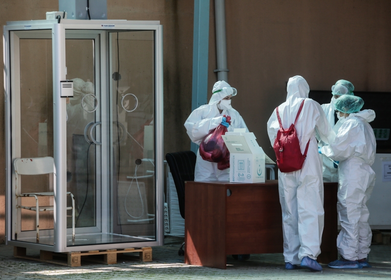 <p>'Sağlık çalışanlarına filyasyonun püf noktaları konusuda, temasların tam belirlenmesi için eğitim veriyoruz. Ardından sahaya çıkıyorlar. Vakalarla irtibat kuruyorlar. Vakanın diğer kişilerle temaslarının niteliğini belirliyorlar. Eğer yakın temasları olduysa bunu inceliyorlar. O açıdan işlerini büyük bir hassasiyetle yapmaları lazım. Vatandaşlarımız evlerine gittiğimiz zaman yaptığımız çalışmadan çok mutlu oluyor. Onlara koronavirüs konusunda her şeyi anlatıyoruz.'</p>