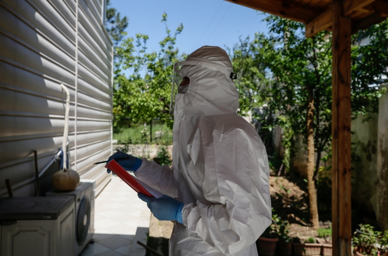 <p>Ekipte görev yapan diş doktoru Yusuf Emre Yazıcı ise Kovid-19 vakalarının belirlenmesinde erken tanının çok önemli olduğunu belirtti.</p>
