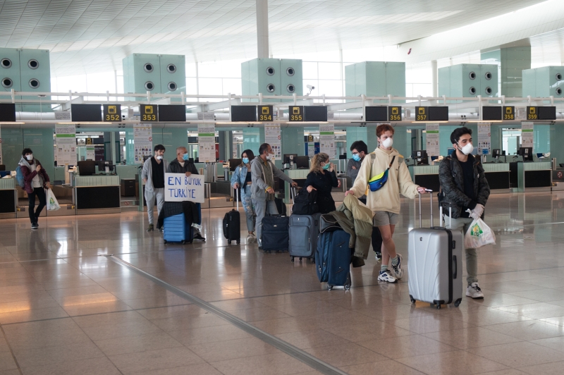 <p>Kovid-19 nedeniyle yurda dönen Türkler Barselona'dan 'En büyük Türkiye' pankartıyla ayrıldı<br></p>