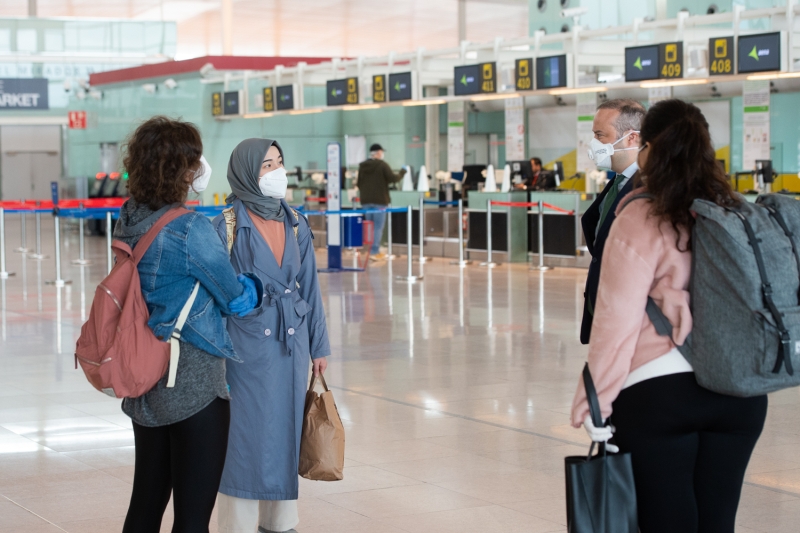 Kovid-19 nedeniyle yurda dönen Türkler Barselona'dan 'En büyük Türkiye' pankartıyla ayrıldı