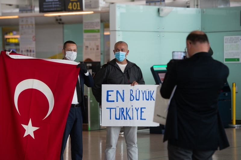<p>Kovid-19 nedeniyle yurda dönen Türkler Barselona'dan 'En büyük Türkiye' pankartıyla ayrıldı</p>