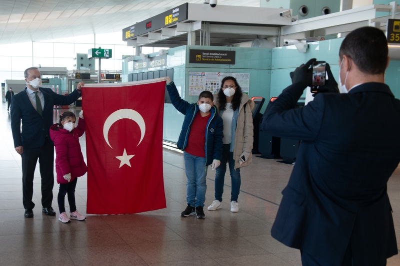 Kovid-19 nedeniyle yurda dönen Türkler Barselona'dan 'En büyük Türkiye' pankartıyla ayrıldı