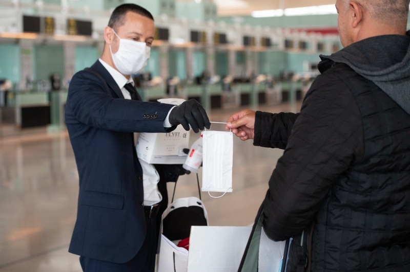 Kovid-19 nedeniyle yurda dönen Türkler Barselona'dan 'En büyük Türkiye' pankartıyla ayrıldı