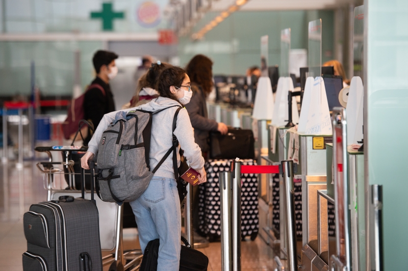 <p>Kovid-19 nedeniyle yurda dönen Türkler Barselona'dan 'En büyük Türkiye' pankartıyla ayrıldı</p>