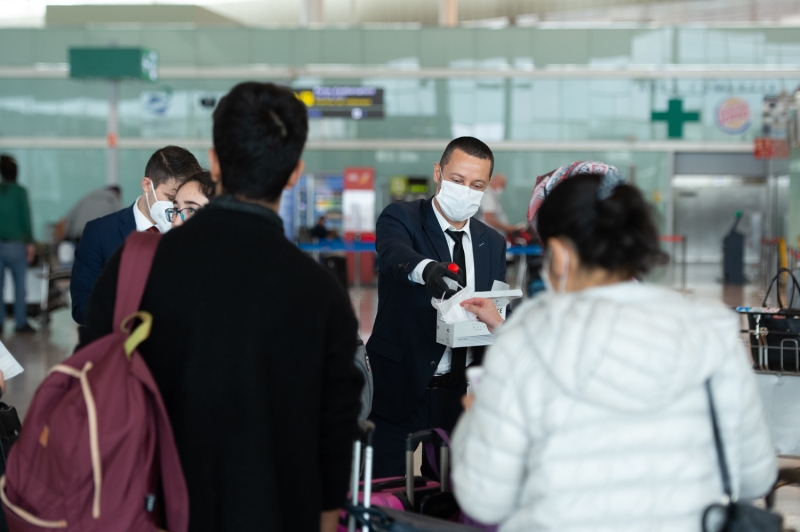 <p>Kovid-19 nedeniyle yurda dönen Türkler Barselona'dan 'En büyük Türkiye' pankartıyla ayrıldı</p>