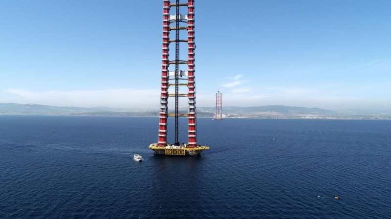 <p>Aradan geçen yaklaşık 8 ayda Lapseki ve Gelibolu yakasında deniz içerisindeki kule kesonları üzerine önceki gün 26’ncı blokların montajı da yapıldı. Böylece köprü ayaklarının yüksekliği 250 metreye ulaştı. Toplam yüksekliği 318 metre olarak planlanan kulelerin tamamlanmasına 68 metre kaldı. 318 metrelik kulelerin haziran ayında tamamlanması, yaz sonunda ise köprüde kablo örme çalışmalarına başlanması planlanıyor.</p>