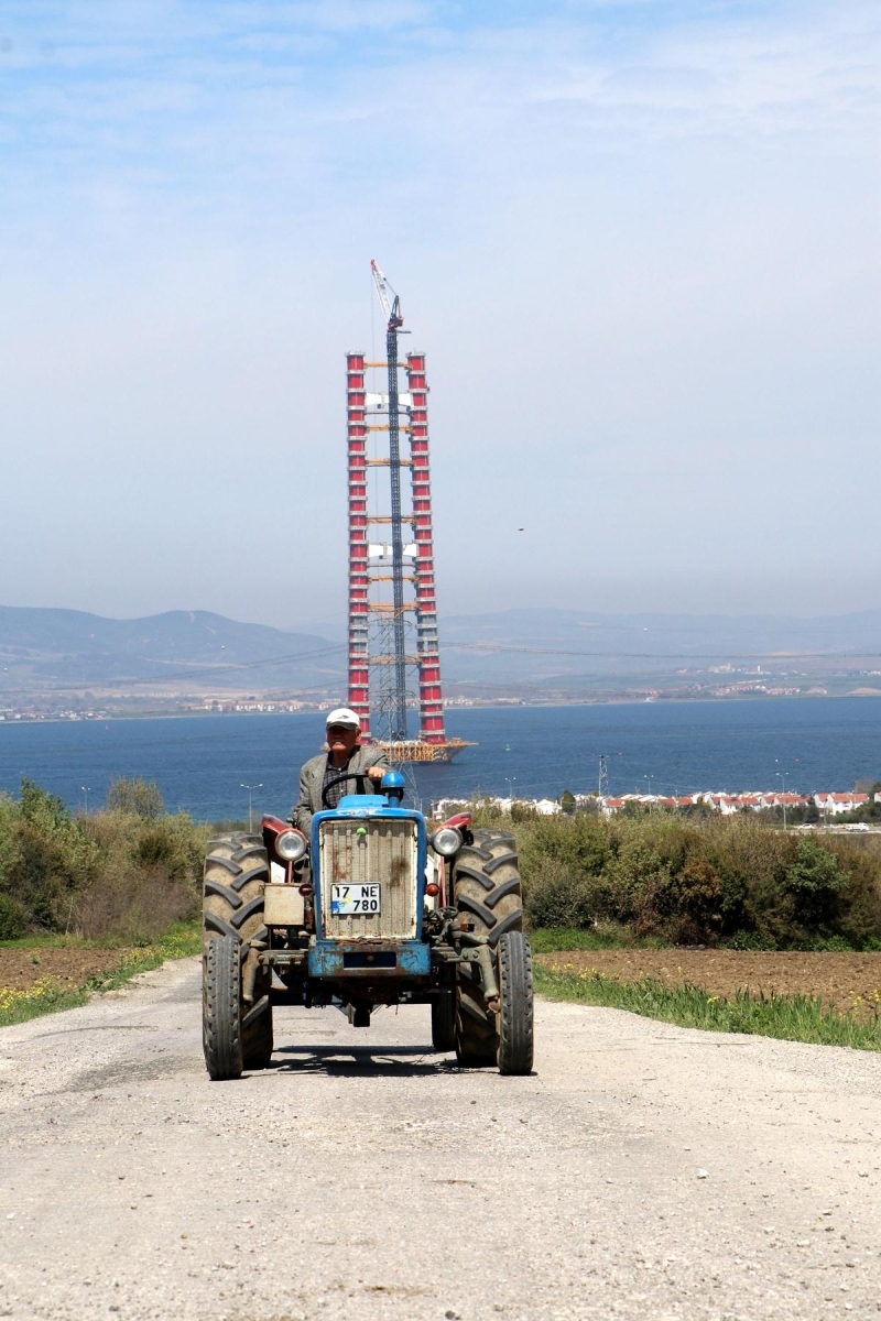 <p>Lapseki Kaymakamı Tahir Şahin başkanlığında, Karayolları Genel Müdürlüğü Kamu Özel Sektör Ortaklığı Bursa Bölge Müdürü ve 1915 Çanakkale Otoyol ve Köprüsü İnşaat Yatırım ve İşletme A.Ş. yönetimi ile gerçekleştirilen görüşmeler sonucu koronavirüs salgını ile mücadele kapsamında, Lapseki şantiyesi yaşam alanlarında izolasyonun sağlanması amacıyla gerekli önlemler alınarak, 1915 Çanakkale Köprüsü'nde çalışmalar hız kesmeden devam ediyor. Köprü inşaatında 2500 kişi, otoyol projesinde ise 3 bin 600 kişi çalışıyor.</p>