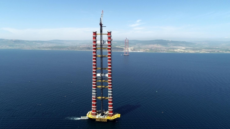 <p><b>18 MART 2022'DE HİZMETE AÇILACAK</b></p><p><br></p><p><br></p><p><span style='font-size: 1.2rem;'>Proje kapsamında 1 asma köprü, 2 yaklaşım viyadüğü, 4 betonarme viyadük, 6 alt geçit köprüsü, 38 üst geçit köprüsü, 5 köprü, 43 alt geçit, 115 çeşitli ebatlarda menfez, 12 kavşak (devlet yolu üzerindeki kavşaklar dahil), 4 otoyol hizmet tesisi, 2 bakım işletme merkezi, 6 ücret toplama istasyonu inşa edilecek. 1915 Çanakkale Köprüsü, 18 Mart 2022'de tamamlanarak hizmete açılacak. Çanakkale Boğazı, köprü sayesinde 6 dakikada geçilebilecek.</span><br></p>