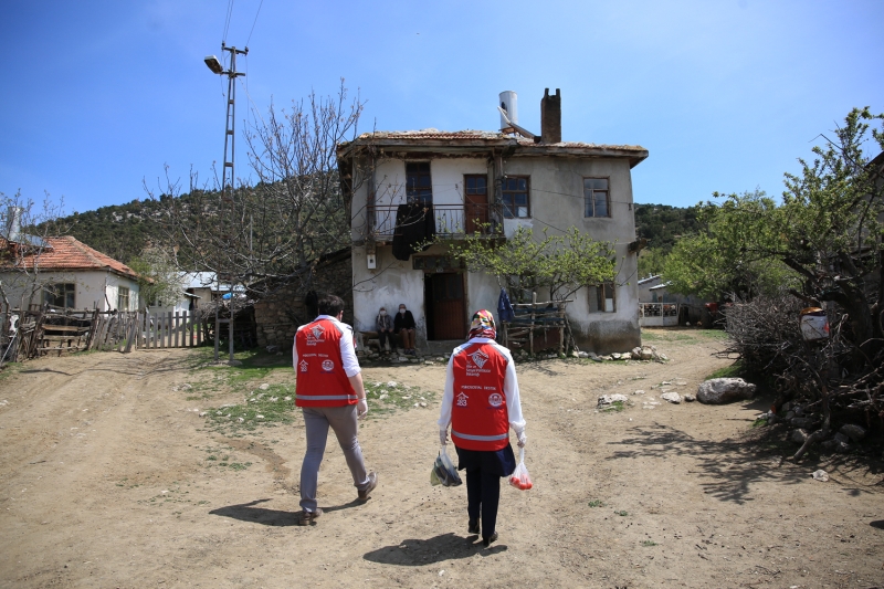 <p>Kış aylarında gölün buz tutması nedeniyle adaya ulaşımın güçlükle yapıldığına değinen Yıldırım, 'Karadan ulaşım olmadığı için hastalığın buraya gelmesi çok zor. O yönden şanslıyız. Dünya koronavirüs nedeniyle ağlarken Mada Adası halkı kendini çok şanslı hissediyor.' dedi.</p>