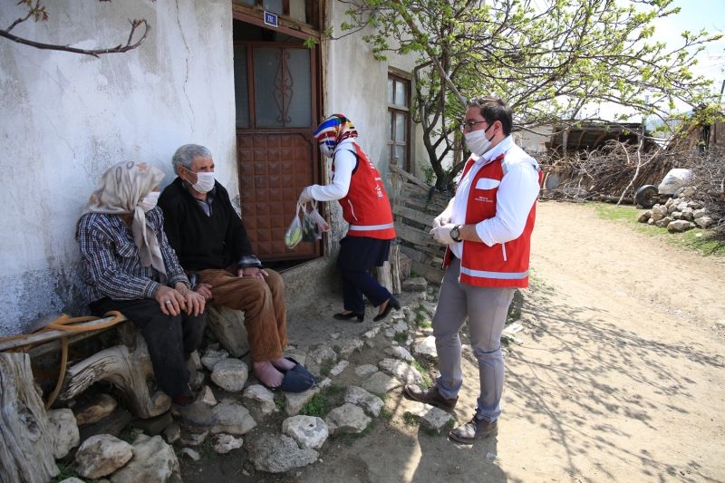 <p>Şarkikaraağaç Vefa Destek Grubu Sorumlusu Aytuğ Kazancı, çok sayıda yaşlı ve kronik rahatsızlığı bulunan hasta olması nedeniyle adaya sık sık gelip ihtiyaçları karşıladıklarını belirterek,</p>