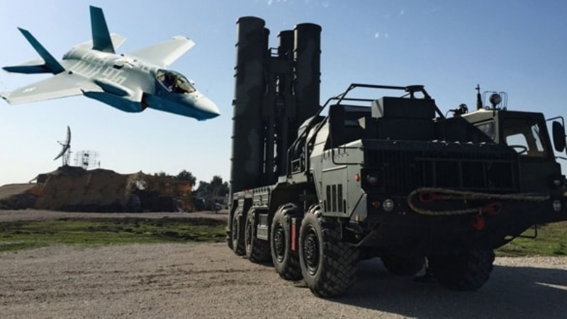 <p>ABD, Türkiye ile Rusya arasındaki S-400 füzelerinin NATO savunmalarıyla uyumsuz olduğunu, bu nedenle Türkiye'nin F-35 programındaki alıcı pozisyonunu askıya almıştı.</p>