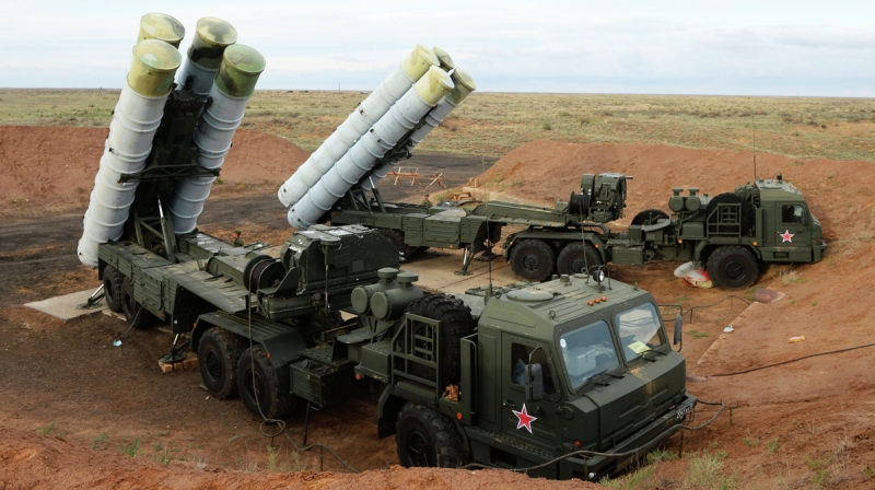 <p>Reuters'a göre, ajansa açıklamalarda bulunan bir Türk yetkili, 'COVID-19 nedeniyle S-400'leri etkinleştirme kararından bir geri dönüş söz konusu değil.' dedi.<br></p>